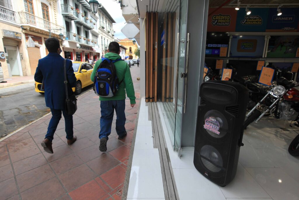Sancionarán a quienes hagan bulla con parlantes en Cuenca.