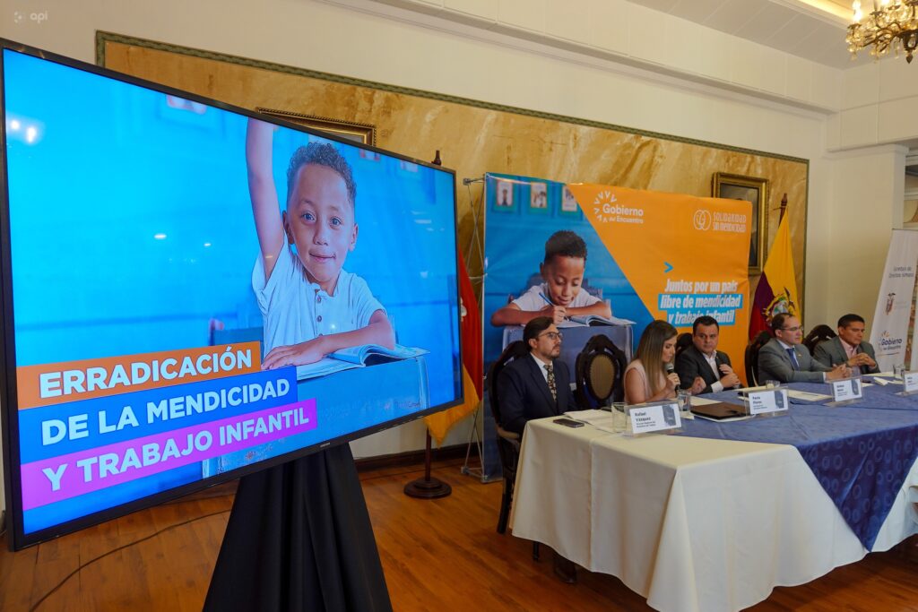 La entrega del proyecto se cumplió ayer, en el salón de Próceres de la Gobernación del Azuay. API