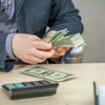 Prestamistas que cobran por día merodean los mercados