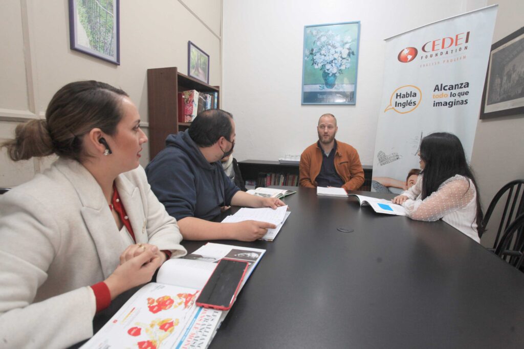 Pim Arends, profesor y subdirector académico, del CDI, junto a sus estudiantes: Erika, Andrea, Pedro y Karina.