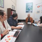 Pim Arends, profesor y subdirector académico, del CDI, junto a sus estudiantes: Erika, Andrea, Pedro y Karina.