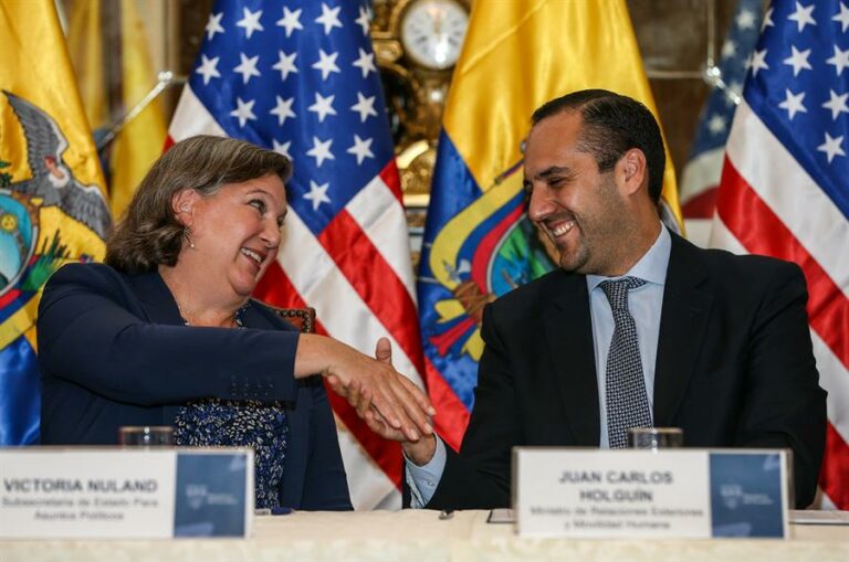 Ecuador y EE.UU. firman acuerdo que impulsa el transporte aéreo