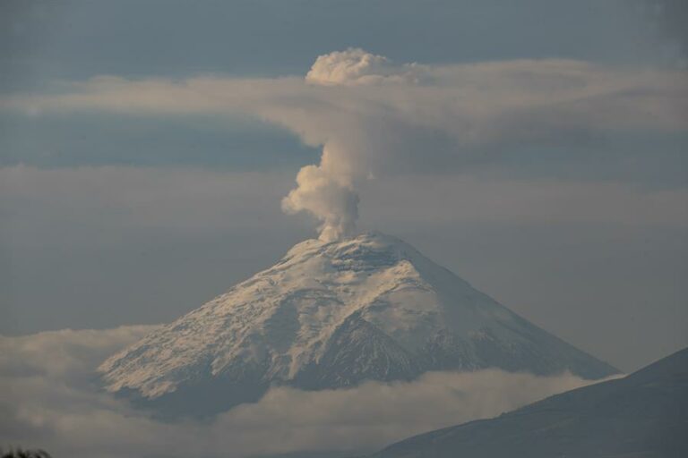 Volcán Cotopaxi emite nube de gases y vapor