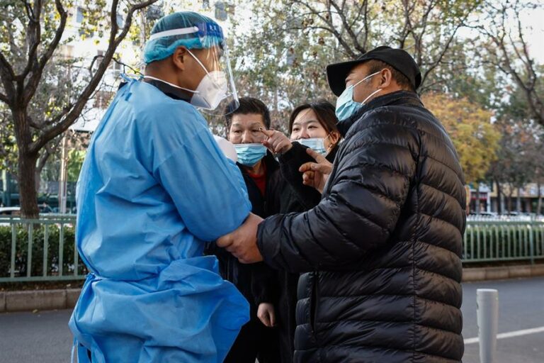 China acelerará vacunación de ancianos pero no explica cómo los convencerá