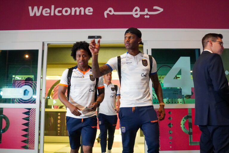 Selección de Ecuador arriba a Qatar para abrir el Mundial