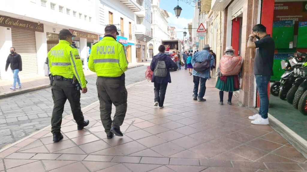 La Policía Nacional desplegó un contingente de 900 uniformados para reforzar la vigilancia en zonas de comercio, en Azuay. thumbnail