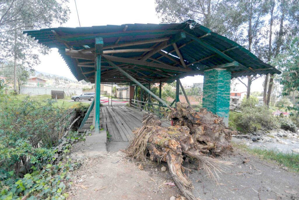 El puente de San José, que conectaba la avenida Ordóñez Lasso con la autopista Medio Ejido - Sayausí, quedó inhabilitada después del impacto de un pesado automotor. Xavier Caivinagua/El Mercurio
