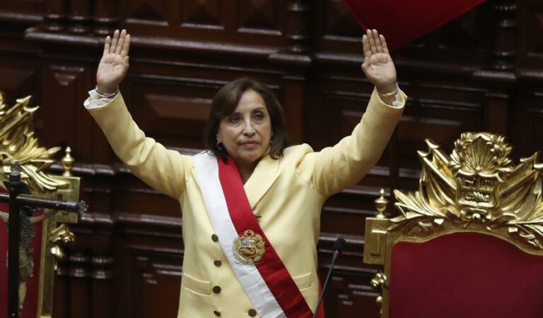 Dina Boluarte jura como presidenta de Perú tras la destitución de Castillo