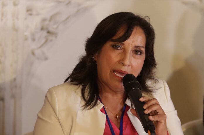 La vicepresidenta de Perú felicita a la peruana a cargo del telescopio James Webb