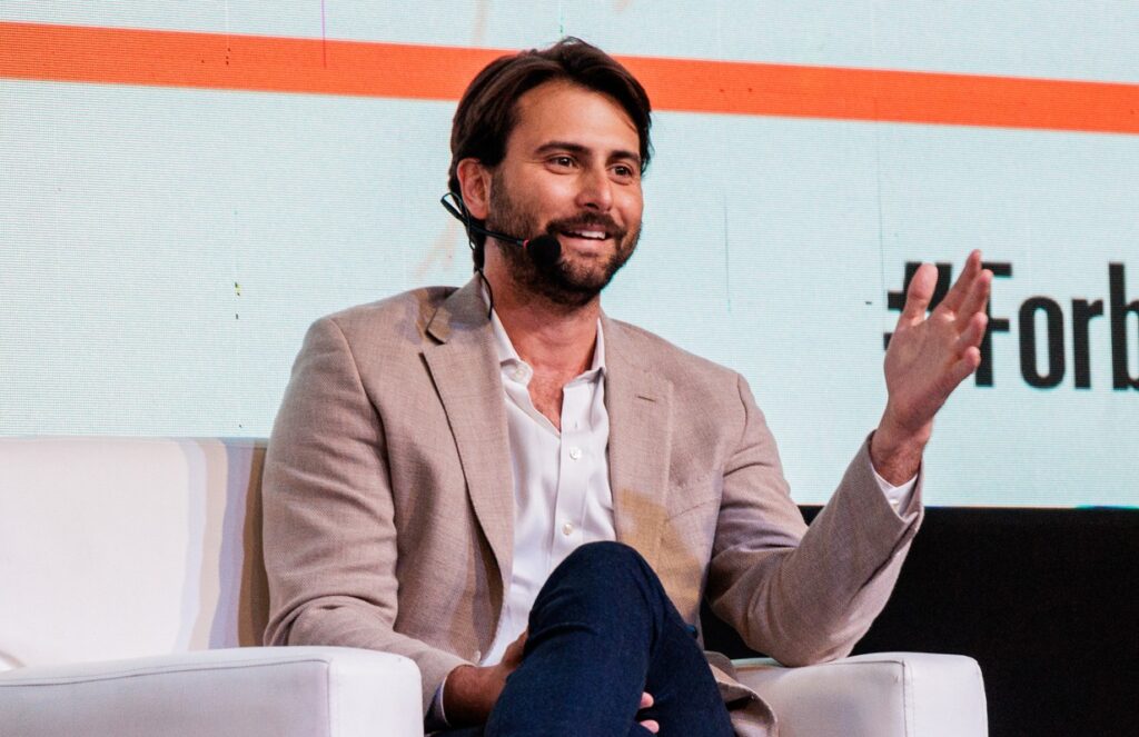 Esperado anuncio del gran artista que llegaría a Ecuador cuyo nombre iniciaba con 'T' y tenía una 'S' era una Ley de Turismo.