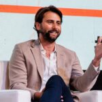 Esperado anuncio del gran artista que llegaría a Ecuador cuyo nombre iniciaba con 'T' y tenía una 'S' era una Ley de Turismo.