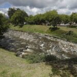 El río Tomebamba ayer registró un caudal de 1,35 metros cúbicos por segundo (m³/s). No se descartan cortes por el estiaje. XCA