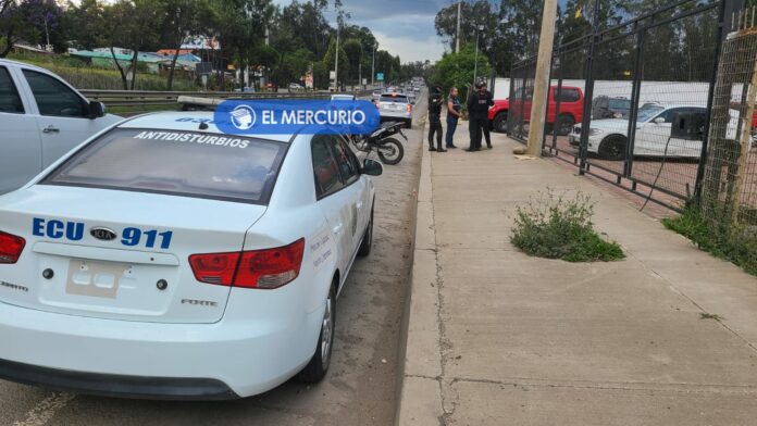 La Policía Nacional inició con las averiguaciones del robo en un local de venta de vehículos en Challuabamba, en Cuenca.