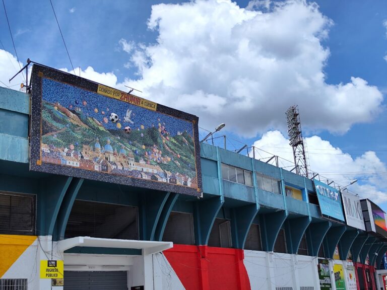 Deportivo Cuenca y la Federación Deportiva del Azuay se activan ante la falta de iluminación en el estadio Alejandro Serrano Aguilar