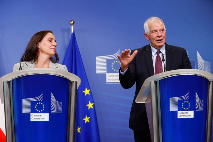 Antonia Urrejola y Josep Borrell