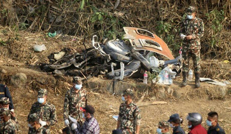 Equipos hallan cajas negras del avión siniestrado en Nepal