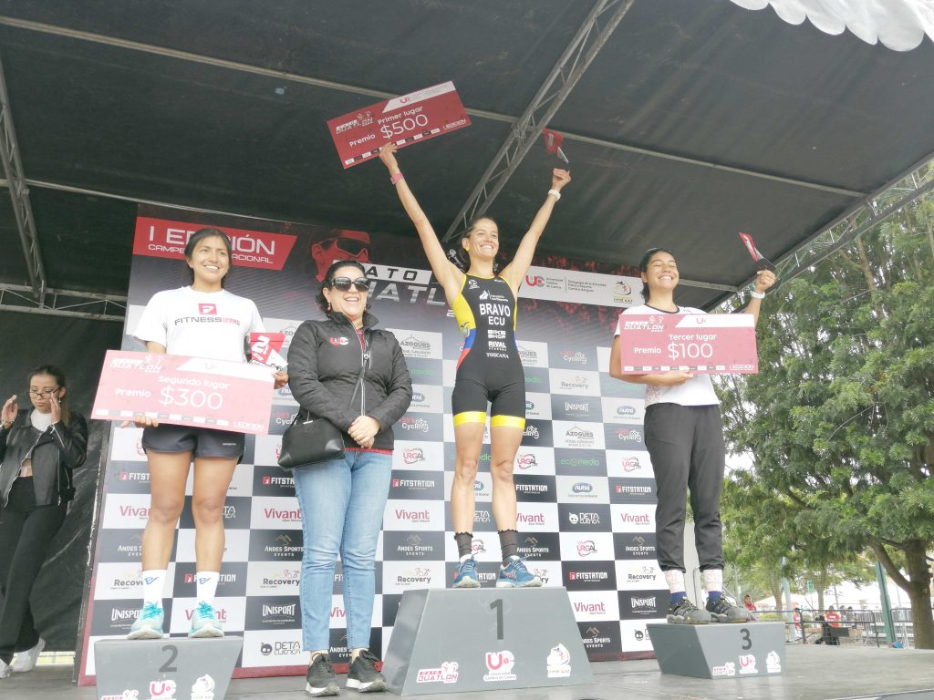 La cuencana, Elizabeth Bravo, fue premiada en el podio levantado para los atletas en el campus Azogues de la Universidad Católica de Cuenca. FCS