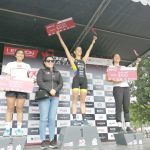 La cuencana, Elizabeth Bravo, fue premiada en el podio levantado para los atletas en el campus Azogues de la Universidad Católica de Cuenca. FCS