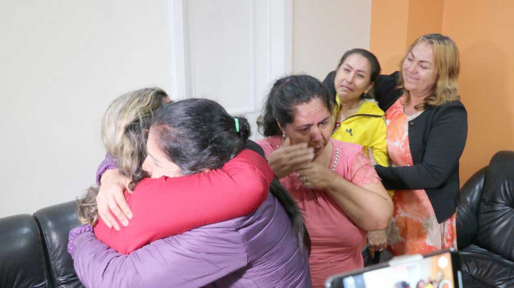 Norma Mercedes R. R., de 52 años, se reencontró con sus familiares, en el Comando de Policía Azuay, en la ciudad de Cuenca. thumbnail