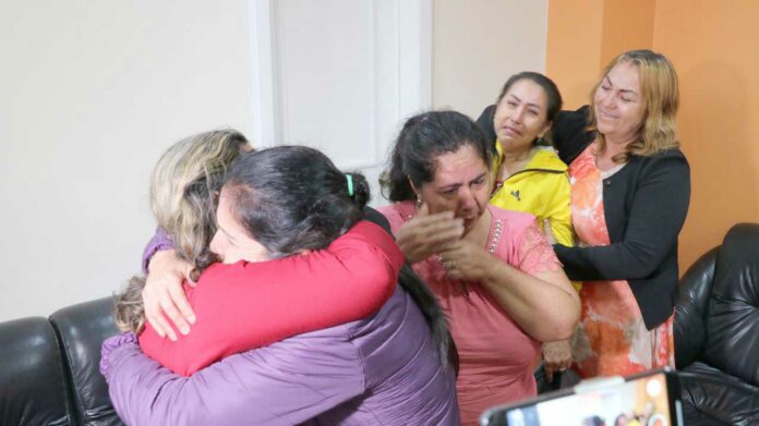 Norma Mercedes R. R., de 52 años, se reencontró con sus familiares, en el Comando de Policía Azuay, en la ciudad de Cuenca.