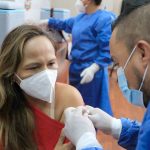 Ayer se vacunó al personal de salud del Hospital Vicente Corral Moscoso en el auditorio Nicanor Corral M. XCA