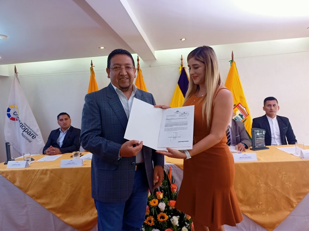 Virgilio Saquicela, presidente de la Asamblea, entrega la reforma a la ley 047 aprobada, a Lorena Brito, presidenta nacional de Conagopare. BPR