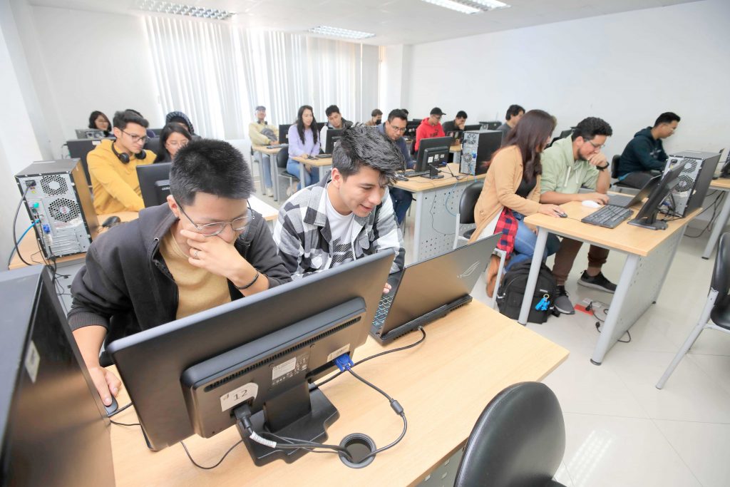 Bachilleres quieren inscribirse en institutos