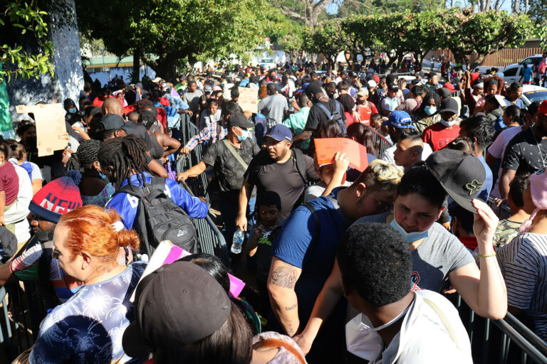 Migrantes desisten de caravanas y se entregan en México
