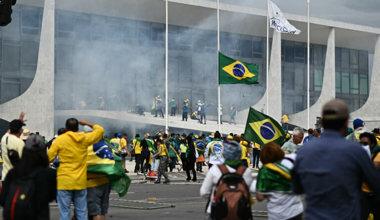 Bolsonaristas radicales invaden el Palacio presidencial en Brasil