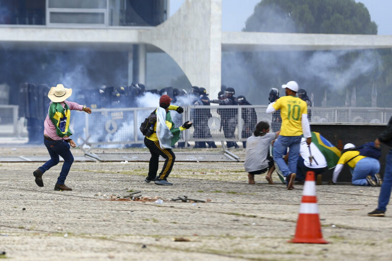 Policía recupera el control del Congreso, Presidencia y Supremo de Brasil