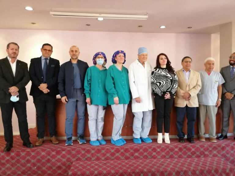 Médicos canadienses realizan cirugías gratuitas de cadera en Cuenca