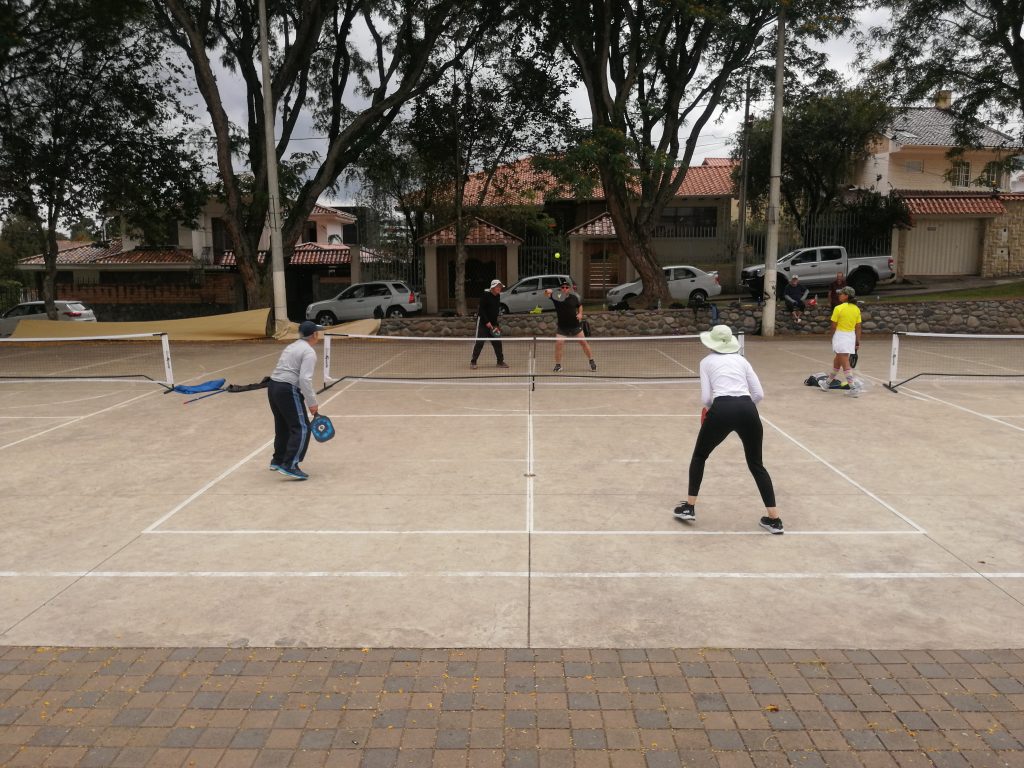 El parque Las Candelas es el escenario de apasionantes encuentros de pickleball los lunes, miércoles y viernes. Gringos y cuencanos disfrutan de este deporte. FCS