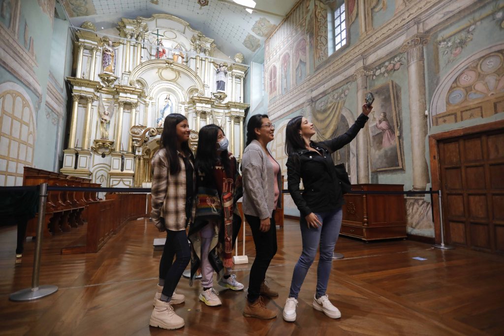 Turistas visitan Catedral en Azuay