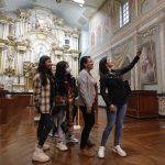 Turistas visitan Catedral en Azuay