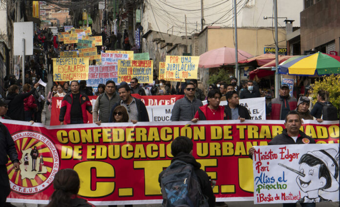Maestros marchan en Bolivia contra nuevo plan de estudios