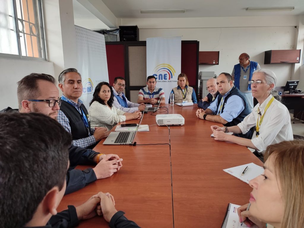 Seis observadores internacionales en Azuay