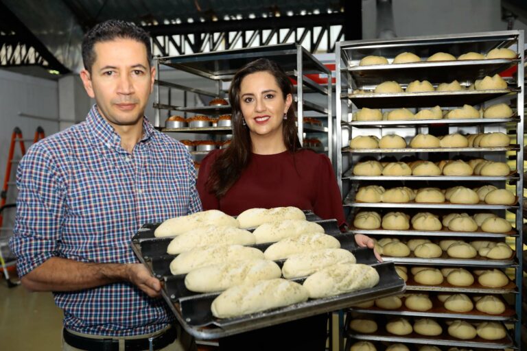 Pareja se inspira en modelo europeo para producir pan precocido congelado