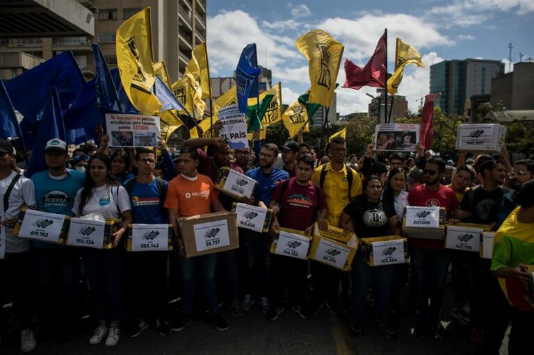 Jóvenes chavistas y opositores conmemoran su día con marchas en Caracas