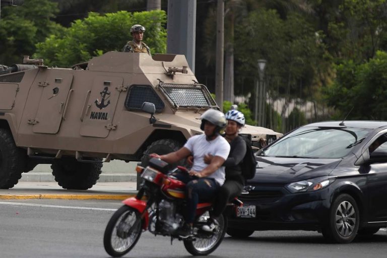 Fiscalía peruana investiga a FFAA por homicidios en represión de protestas