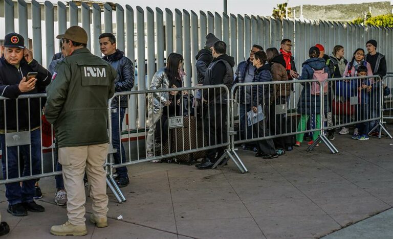 Política migratoria de EEUU mantiene en vilo a migrantes varados en México