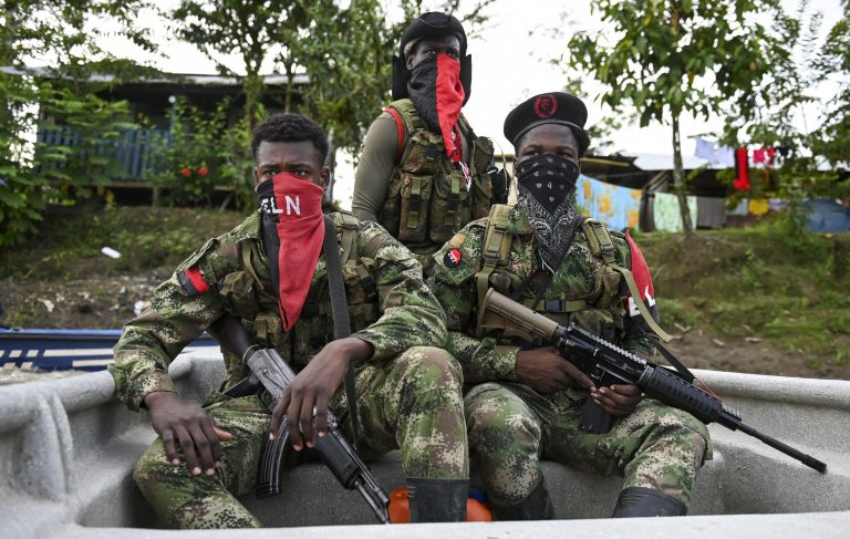 La guerrilla del ELN secuestra a esposa de un militar y a un conductor en Colombia