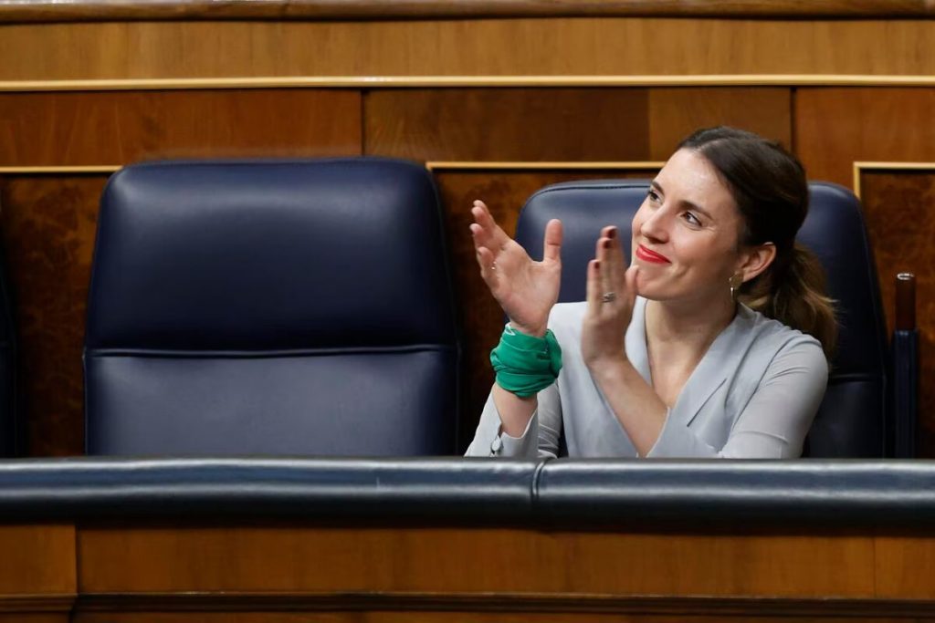 Ministra de igualdad en España thumbnail