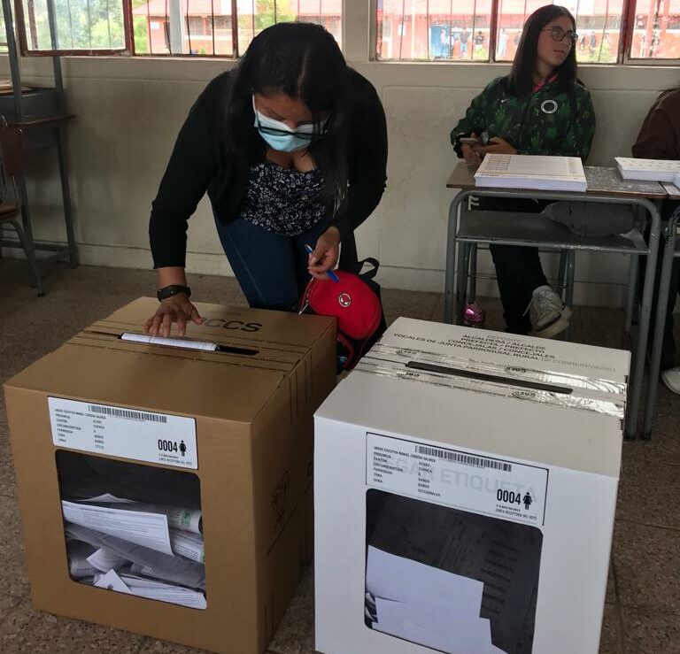 Proceso electoral se realiza sin contratiempos en Cuenca