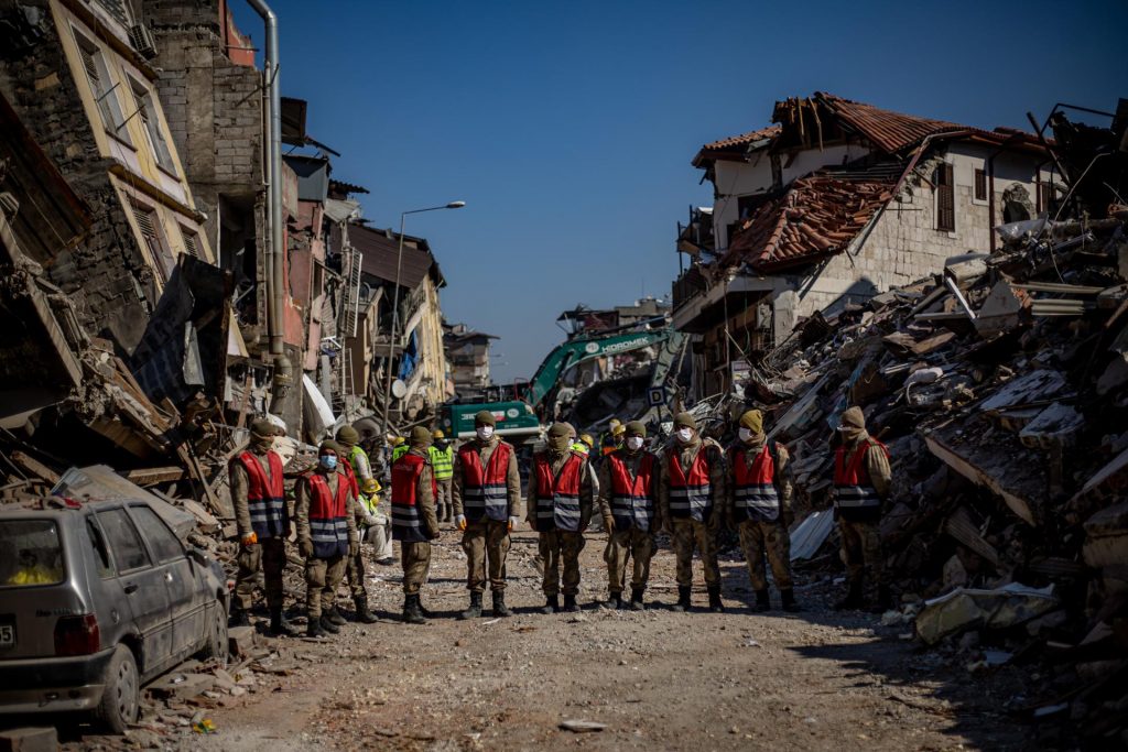 Gendarmes rescatan cuerpos en Turquía