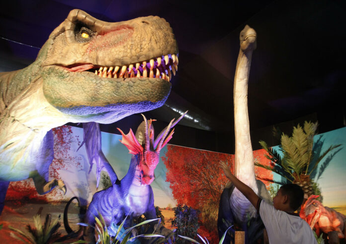 Dinosaurios y dragones animatrónicos inician un viaje mágico en Medellín