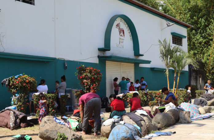 Separaciones por migración mantienen varados a migrantes en el sur de México