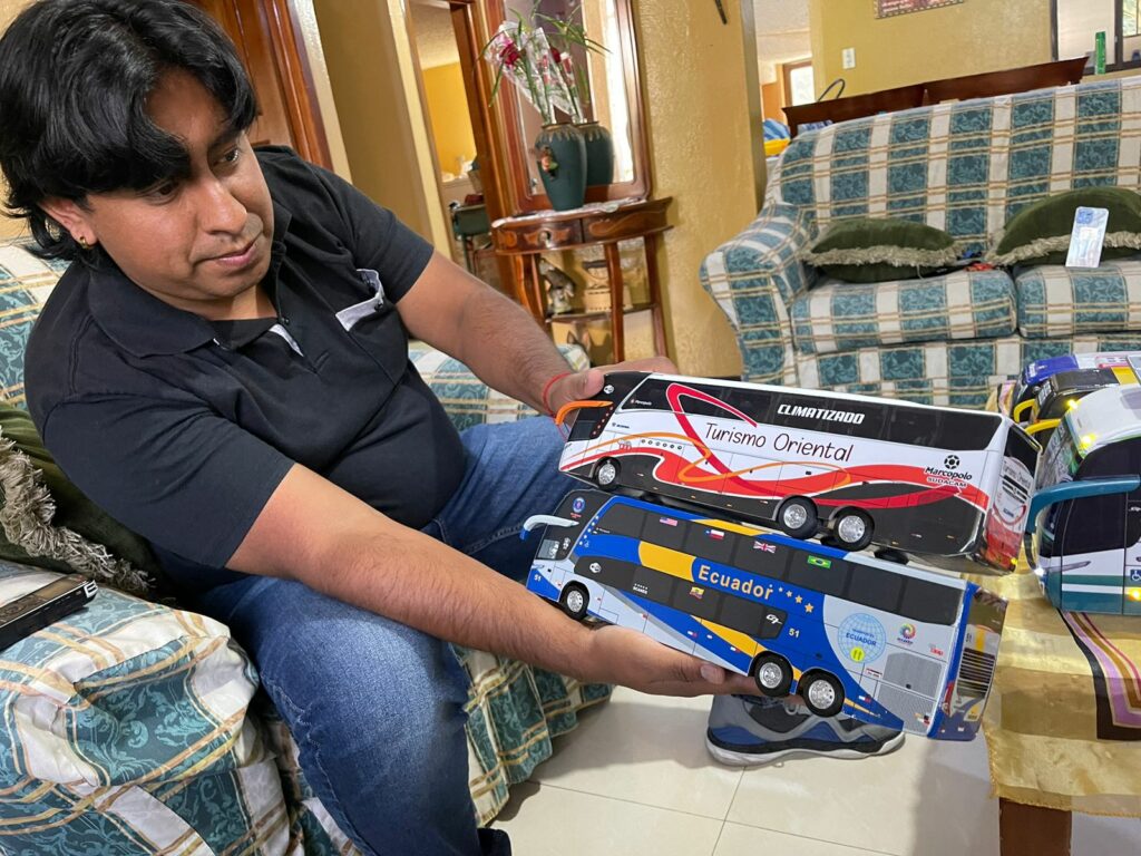 Johnny Humala es el fabricante de los buses en miniatura en Cuenca.