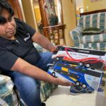 Johnny Humala es el fabricante de los buses en miniatura en Cuenca.