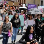 Mujeres marcharon ayer desde el Parque Calderón hasta el puente “Vivas Nos Queremos” gritando varias consignas. /XCA
