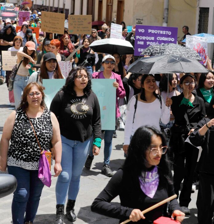 Mujeres marcharon ayer desde el Parque Calderón hasta el puente “Vivas Nos Queremos” gritando varias consignas. /XCA
